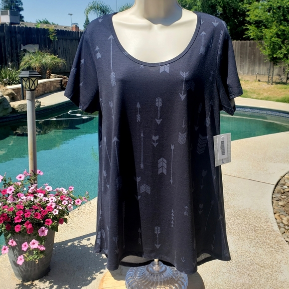 LulaRoe Classic Tee Black Grey Arrows NWT RET $38- - Picture 4 of 11